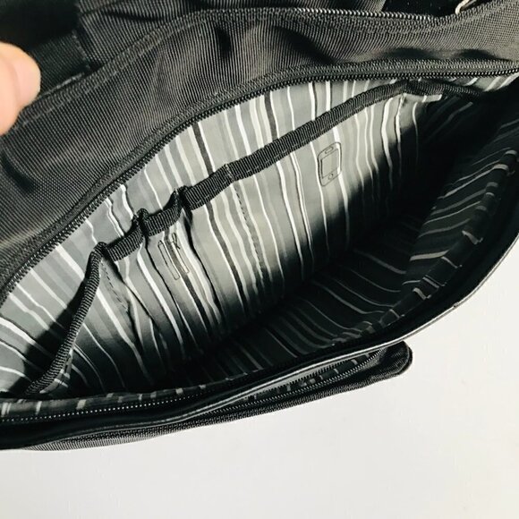 Targus Black Polyester Laptop Bag with Shoulder Strap - Picture 10 of 10